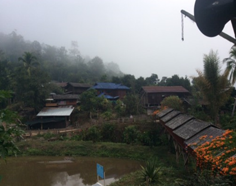 แสดงการทำเกษตรกรรมในรูปแบบนาขั้นบันได ซึ่งสะท้อนถึงการปรับตัวและภูมิปัญญาในการจัดสรรพื้นที่เพาะปลูกบนพื้นที่ลาดชัน